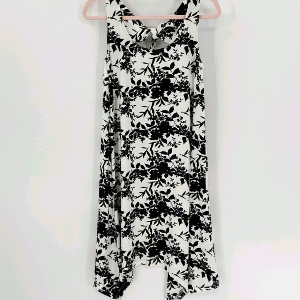 August silk tunic dress, black/white. Size small. Comfortable, easy care…